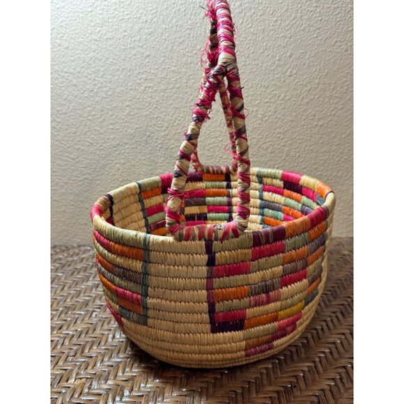Handwoven Multicolored Straw Basket With Handle - Vibrant Patterned Design - Picture 3 of 9